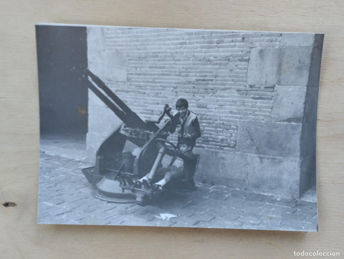 Photographie ancienne: Fotograf&iacute;a antigua de unos ni&ntilde;os jugando en una ametralladora antia&eacute;rea