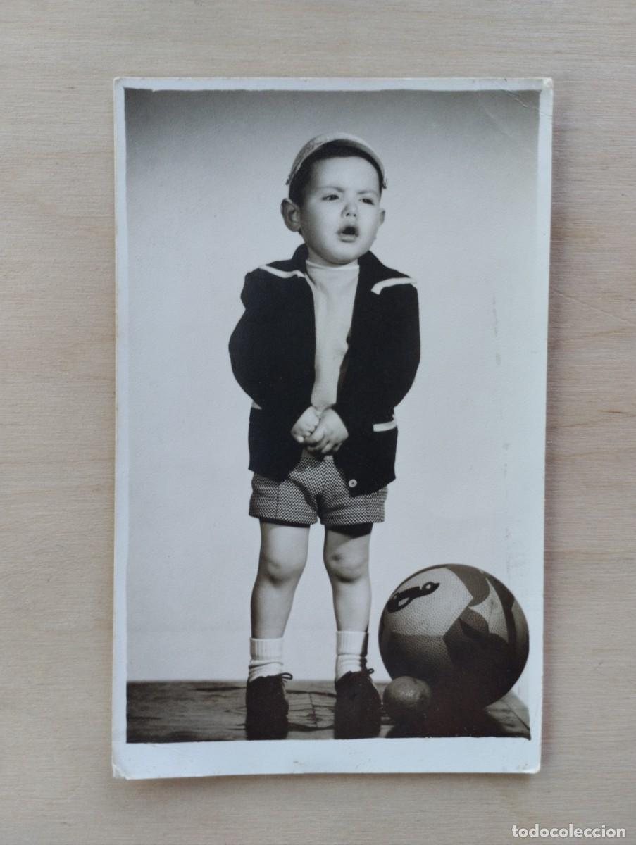 Alte Fotografie: Bonita fotograf&iacute;a antigua de estudio de un ni&ntilde;o con una pelota. Valencia