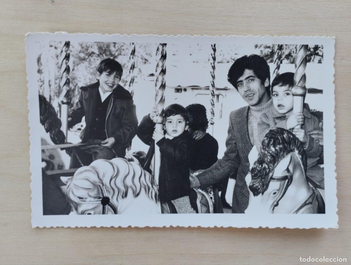 Fotografia antica: Fotograf&iacute;a antigua de un padre con sus hijos en los caballitos de un tiovivo de feria