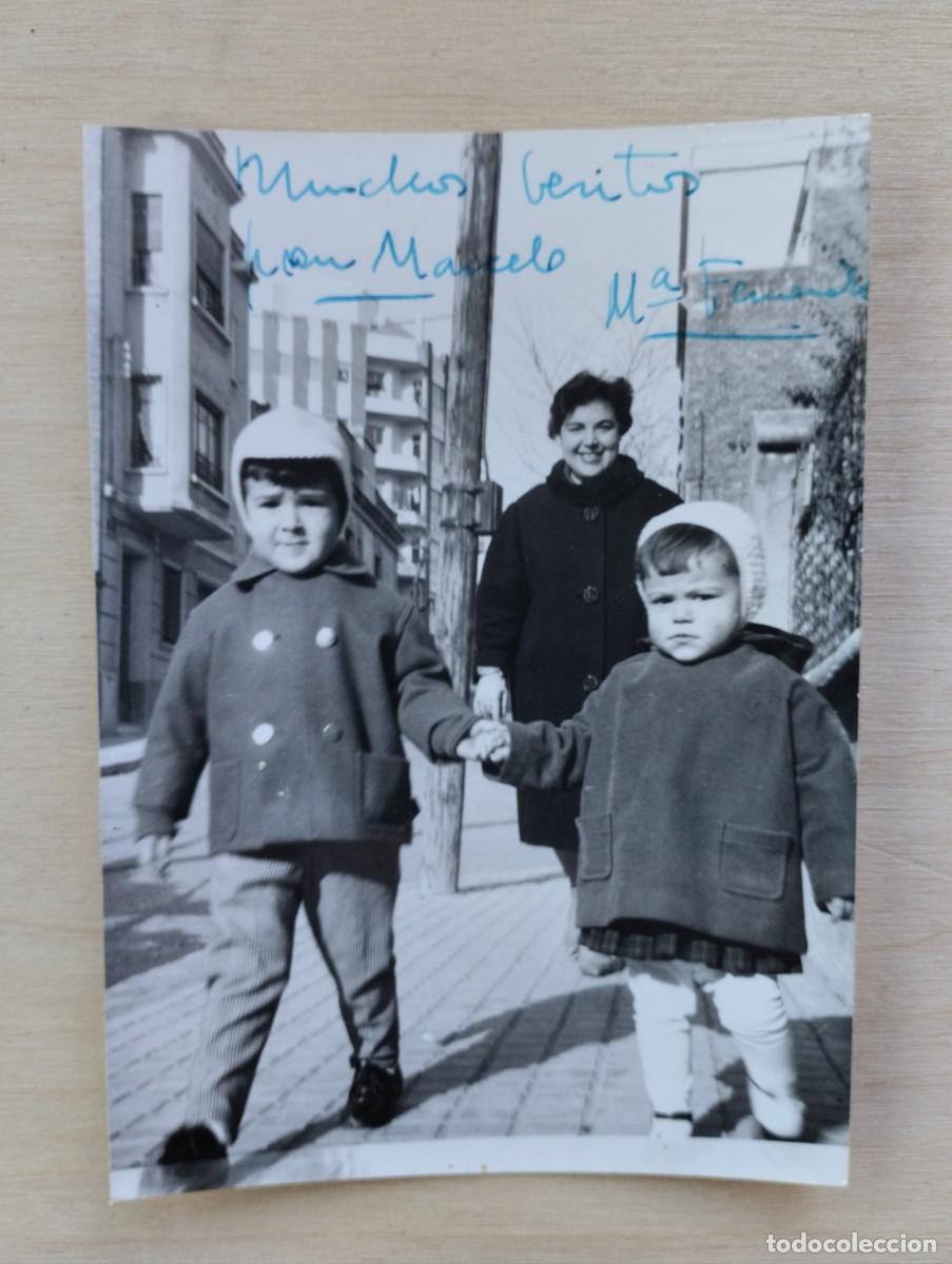 Photographie ancienne: Bonita fotograf&iacute;a antigua de dos ni&ntilde;os caminando por una calle de Barcelona. A&ntilde;o 1960
