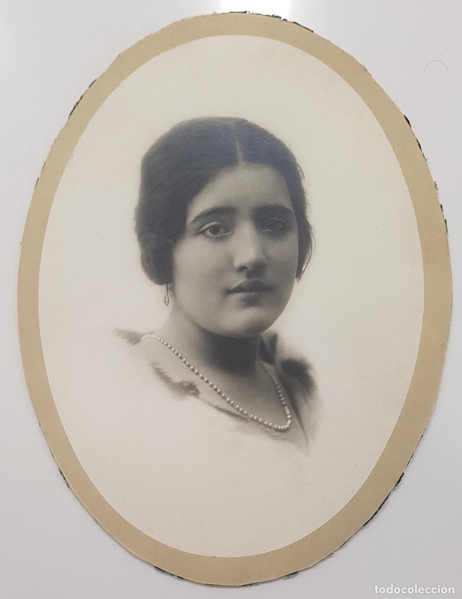 Fotografia antiga: FOTOGRAFIA ANTIGUA OVALO ESTUDIO MUJER JOVEN 18 A&Ntilde;OS 21,5 X 16 CM A&Ntilde;OS 1920.