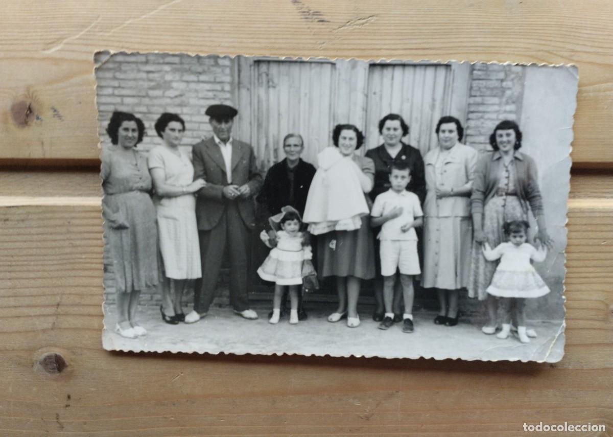 Antique Photography: Fotograf&iacute;a antigua de una familia en la calle. Fot&oacute;grafo Jes&uacute;s Corts, Sollana