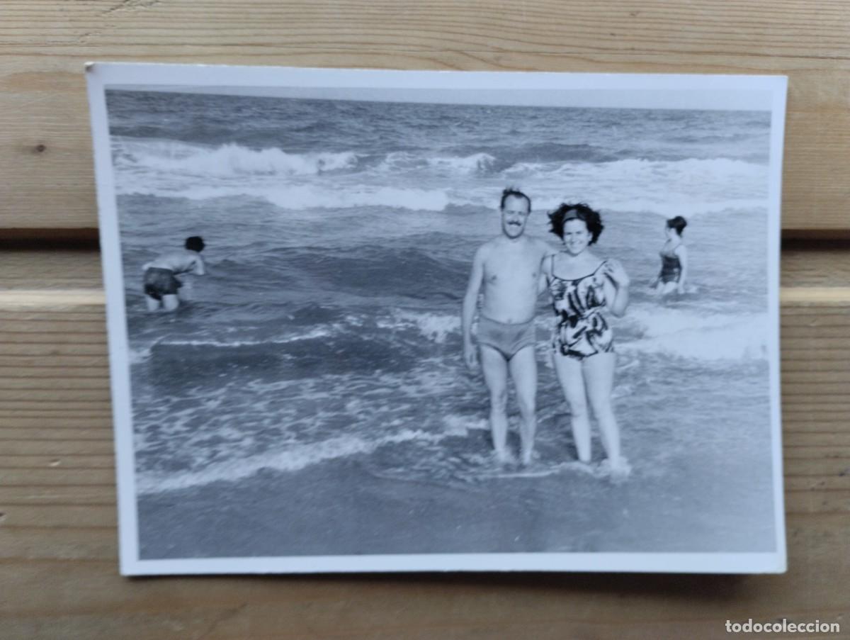 Alte Fotografie: Fotograf&iacute;a antigua de una pareja en la playa.