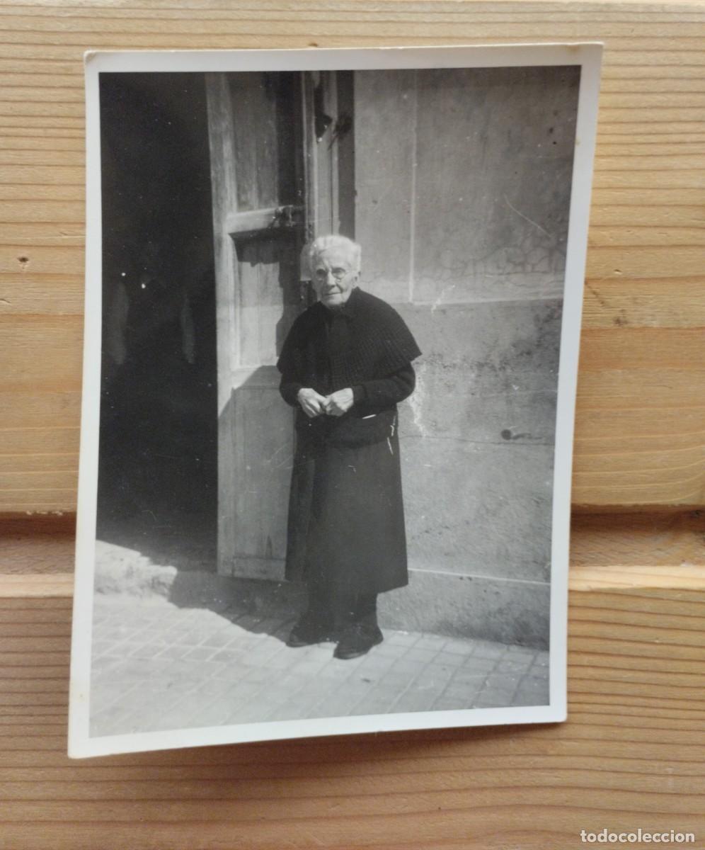 Photographie ancienne: Bonita fotograf&iacute;a antigua de una se&ntilde;ora de 91 a&ntilde;os en la puerta de su casa. A&ntilde;o 1958