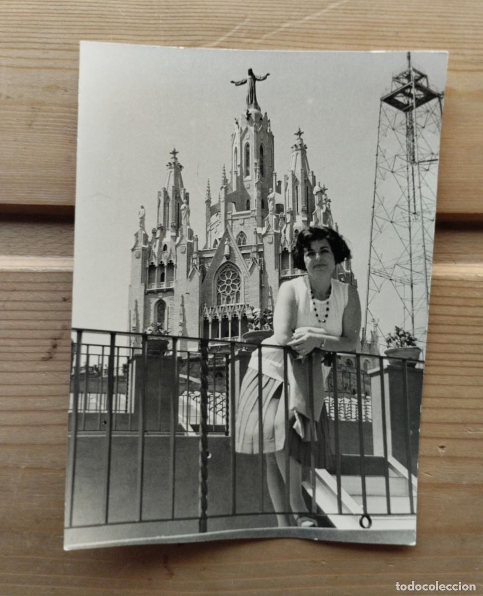 Fotograf&iacute;a antigua: Fotograf&iacute;a antigua de una mujer posando en el Templo Expiatorio Sagrado Coraz&oacute;n en el Tibidabo, BCN