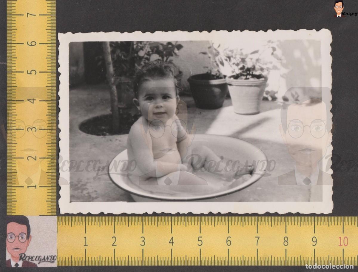 Fotografia antiga: NI&Ntilde;O BA&Ntilde;&Aacute;NDOSE EN BALDE CUBO EN TERRAZA MACETAS / FOTO ANTIGUA A&Ntilde;OS 50 / ESPA&Ntilde;A INFANCIA BA&Ntilde;ERA