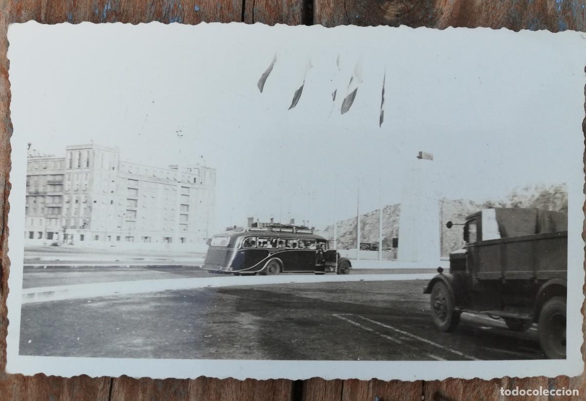 Fotografia antiga: Bonita fotograf&iacute;a antiguo autob&uacute;s. Cami&oacute;n militar?