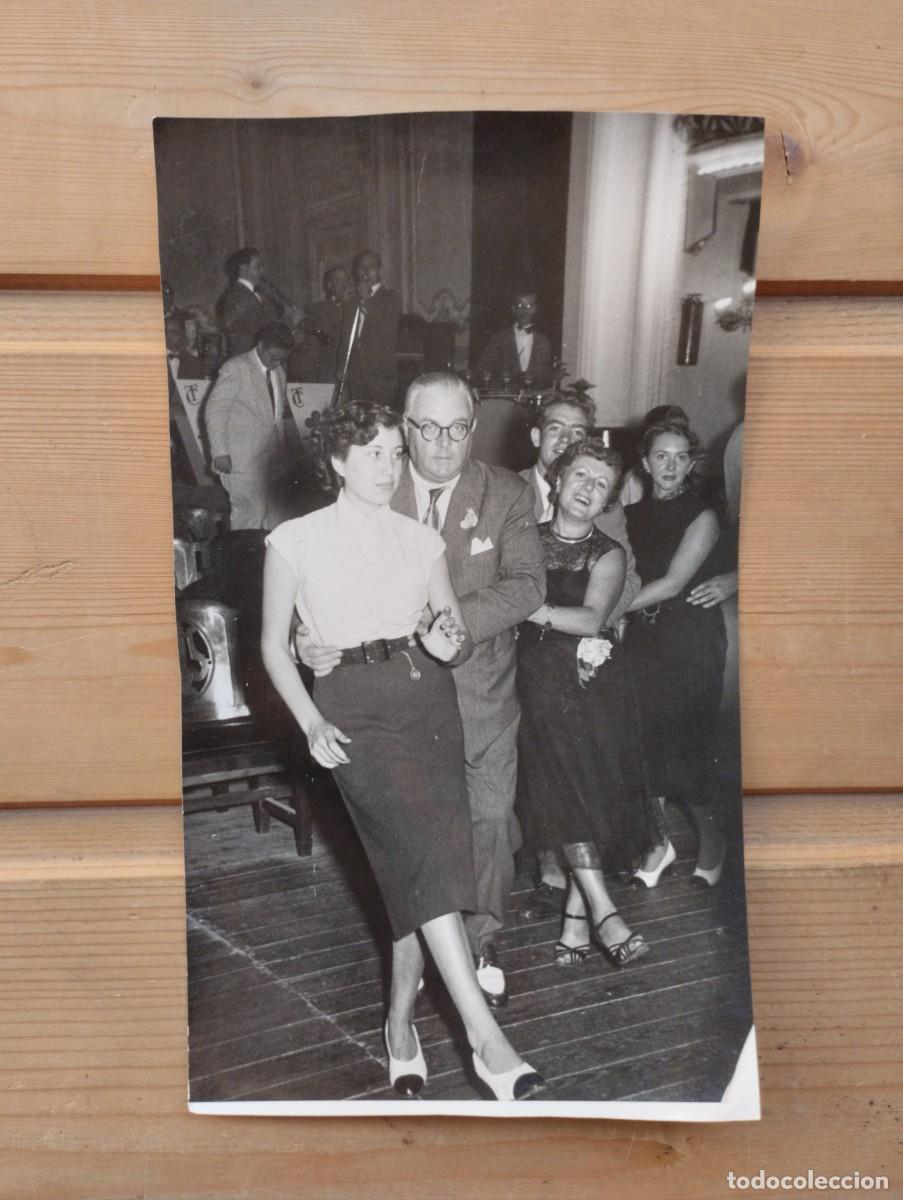 Photographie ancienne: Fotograf&iacute;a antigua de personas bailando la conga en alguna sala de fiestas. A&ntilde;os 50 -60