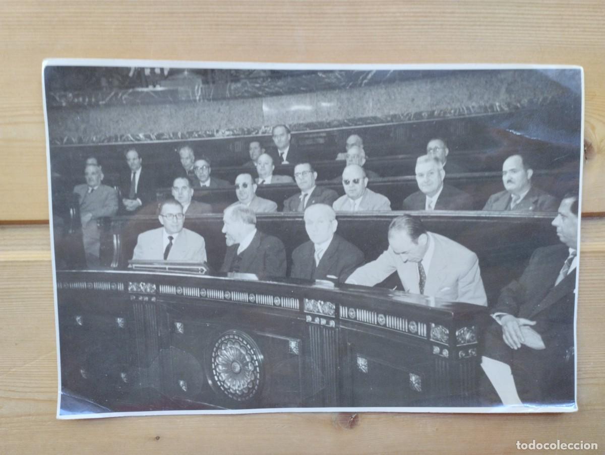 Photographie ancienne: Fotograf&iacute;a antigua de autoridades pol&iacute;ticas en el hemiciclo del pleno del Ayuntamiento de Valencia.