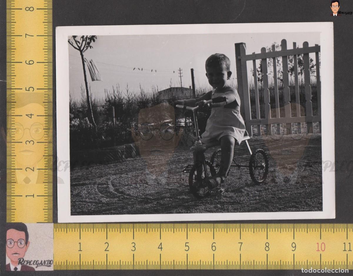 Antique Photography: NI&Ntilde;O PEQUE&Ntilde;O TRICICLO ANTIGUO EN CAMPO JARD&Iacute;N - FOTO ANTIGUA A&Ntilde;OS 50/60 - ESPA&Ntilde;A JUGUETE INFANCIA