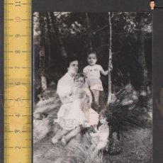 Fotografía antigua: NIÑAS Y MUJER - MADRE E HIJAS Y MUÑECA EN CAMPO - FOTO ANTIGUA AÑO 1956 - ESPAÑA INFANCIA JUGUETE