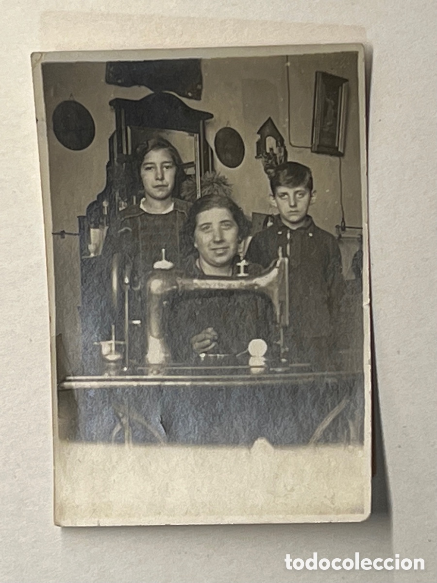 Fotograf&iacute;a antigua: LA VIEJA SINGER.. motor econ&oacute;mico familiar.. Fotograf&iacute;a la familia Vel&aacute;zquez&hellip; (a.1924)