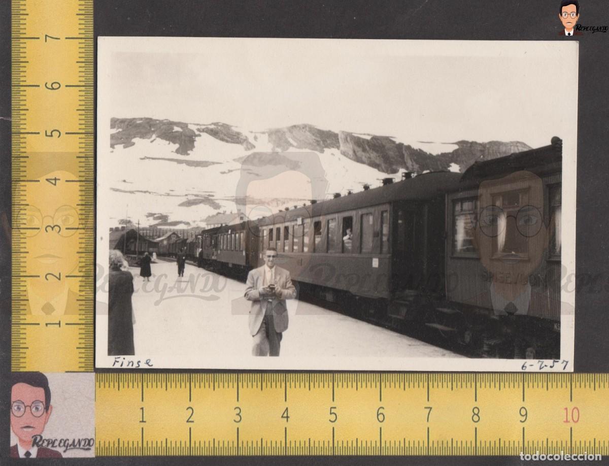 Fotografia antiga: VAGONES DE TREN Y VIAJERO EN LA ESTACI&Oacute;N DE FINSE / ULVIK VESTLAND NORUEGA / FOTO ANTIGUA A&Ntilde;O 1957