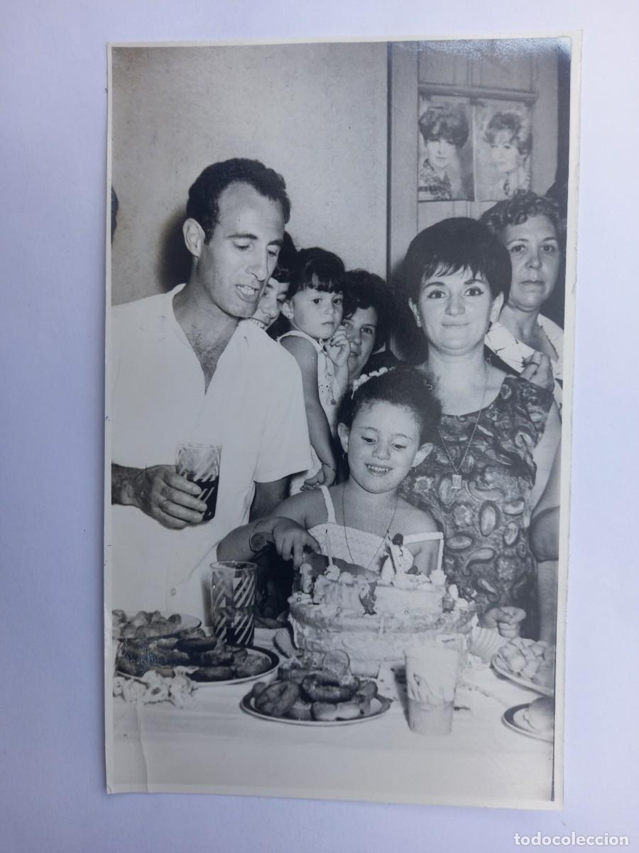 Fotografia antica: NI&Ntilde;A CORTANDO PASTEL CUMPLEA&Ntilde;OS. GIRL CUTTING BIRTHDAY CAKE. FILLE COUPANT LE G&Acirc;TEAU D'ANNIVERSAIRE.