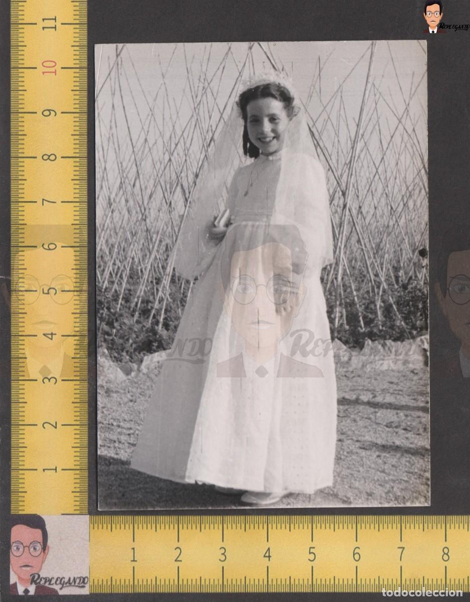Fotograf&iacute;a antigua: NI&Ntilde;A VESTIDO PRIMERA COMUNION VELO Y MISAL EN HUERTO TOMATES / FOTO ANTIGUA A&Ntilde;OS 60 / ESPA&Ntilde;A