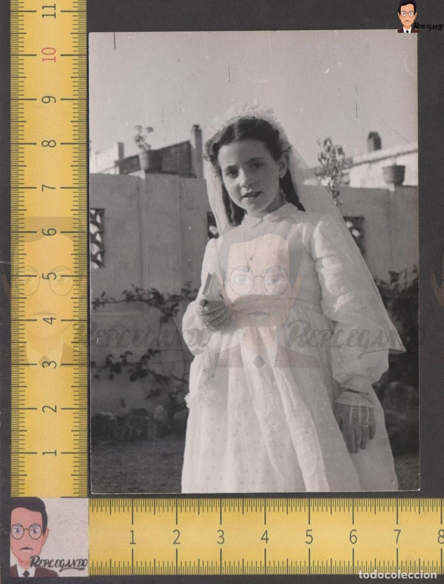 Fotografia antiga: NI&Ntilde;A VESTIDO PRIMERA COMUNION VELO Y MISAL EN CALLE / FOTO ANTIGUA A&Ntilde;OS 60 / ESPA&Ntilde;A INFANCIA