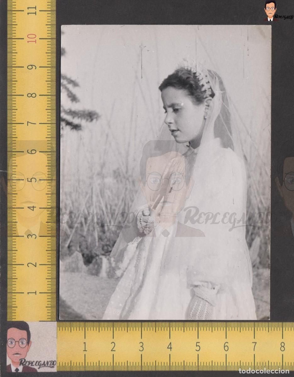Fotograf&iacute;a antigua: NI&Ntilde;A VESTIDO PRIMERA COMUNION VELO Y MISAL EN HUERTO TOMATES / FOTO ANTIGUA A&Ntilde;OS 60 / ESPA&Ntilde;A