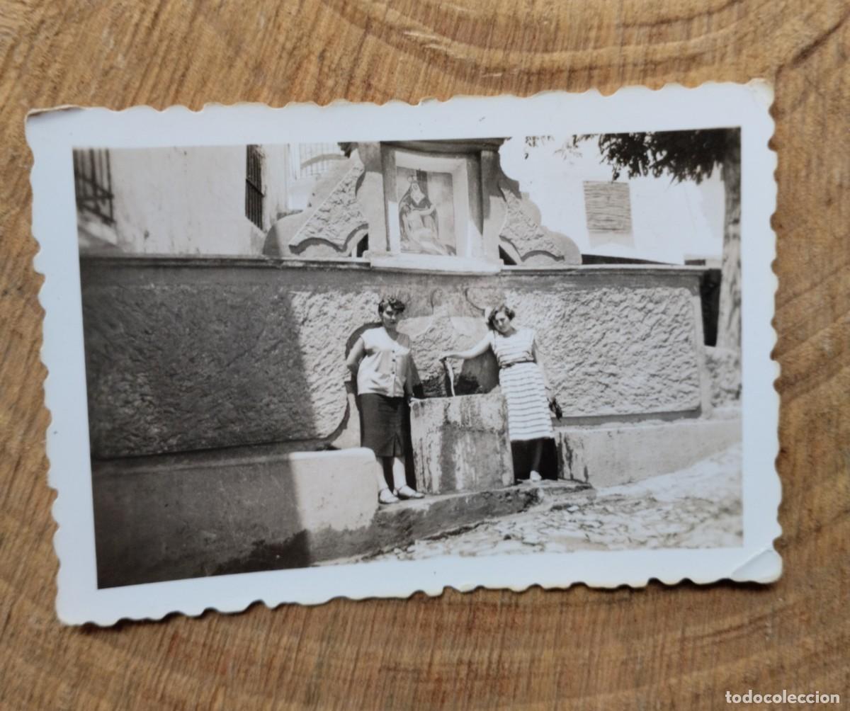 Photographie ancienne: Fotograf&iacute;a antigua de mujeres posando en una fuente de Mont&aacute;n, Castell&oacute;n. Casa Escuder
