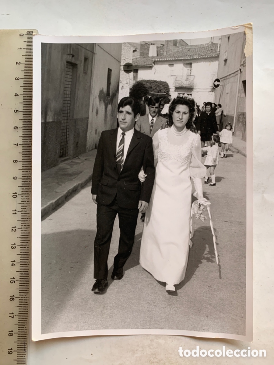 Fotograf&iacute;a antigua: FOTO. NOVIOS Y PADRINOS HACIA LA IGLESIA. LOCALIDAD?. FOT&Oacute;GRAFO?.