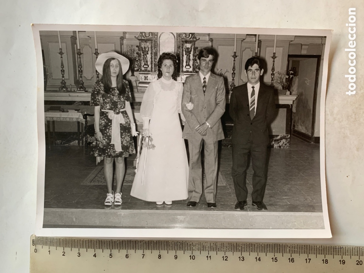 Fotograf&iacute;a antigua: FOTO. RECI&Eacute;N CASADOS Y PADRINOS EN EL ALTAR. LOCALIDAD?. FOT&Oacute;GRAFO?.