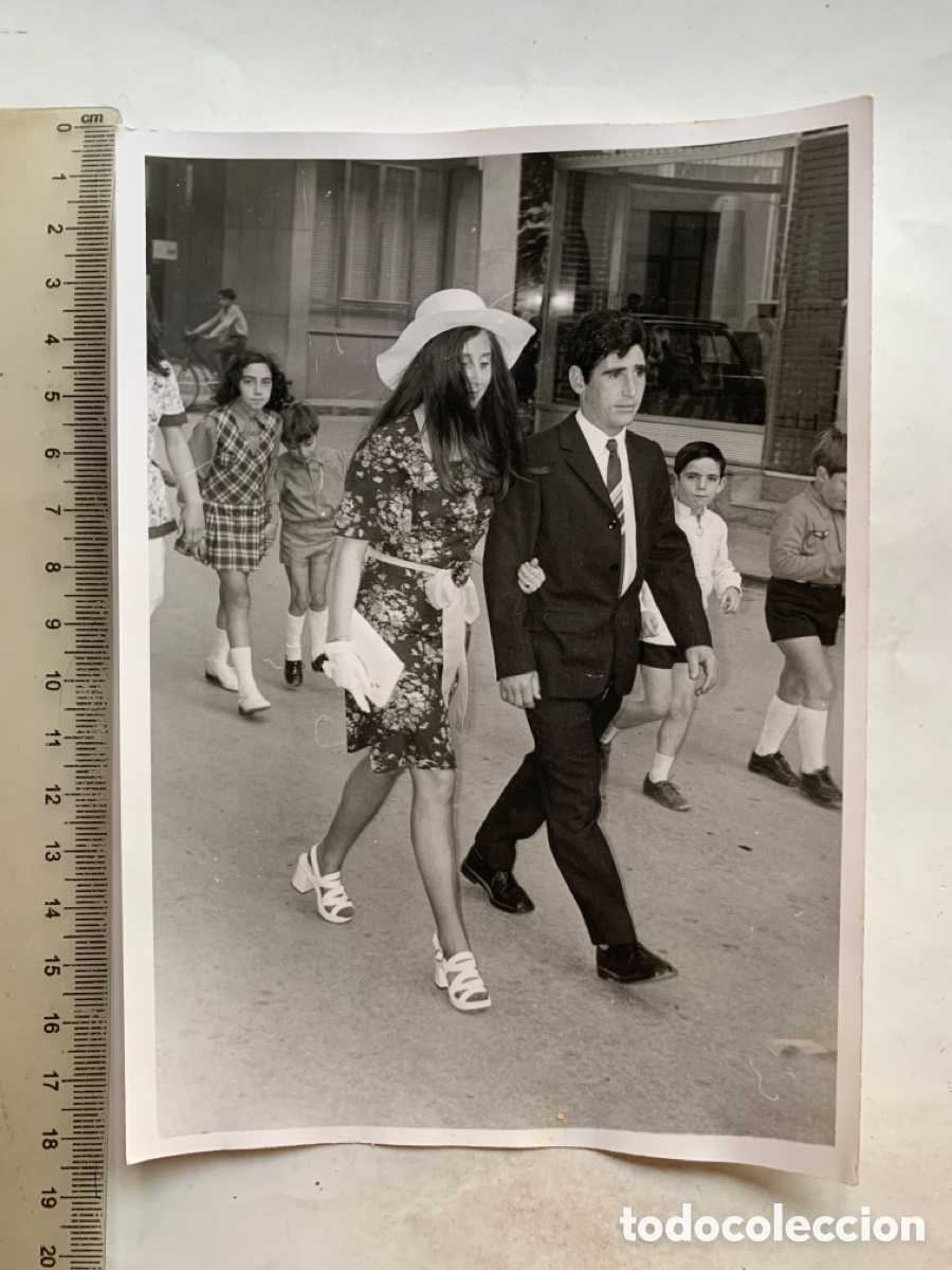 Fotograf&iacute;a antigua: FOTO. LOS J&Oacute;VENES PADRINOS VAN AL BANQUETE. LOCALIDAD?. FOT&Oacute;GRAFO?.