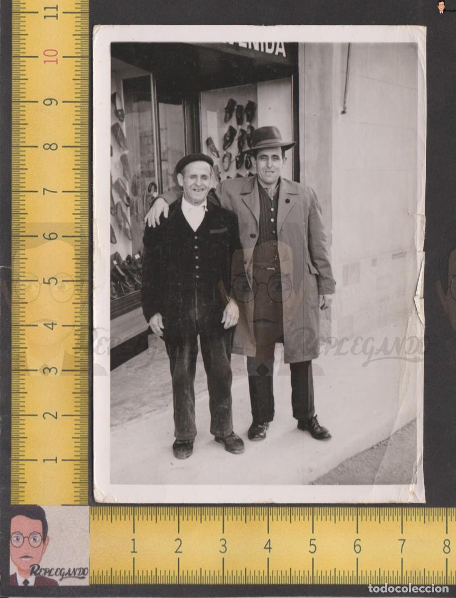Fotograf&iacute;a antigua: HOMBRE BOINA Y AMIGO SOMBRERO SONRIENDO FRENTE A ESCAPARATE ZAPATER&Iacute;A - FOTO ANTIGUA A&Ntilde;OS 50/60