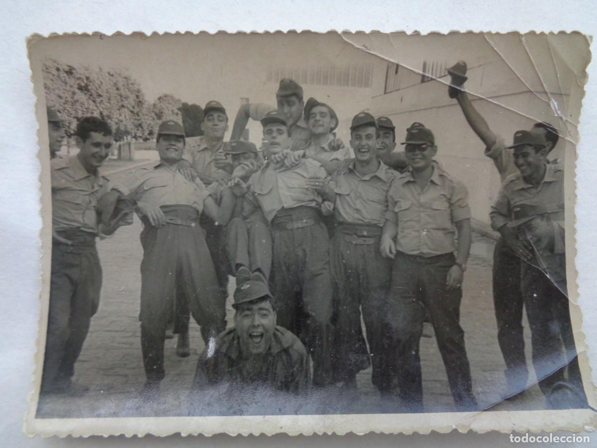 Fotograf&iacute;a antigua: AVIACION : FOTO DE MILITARES DEL EJERCITO DEL AIRE CON ROPA DE CAMPA&Ntilde;A DE CACHONDEO