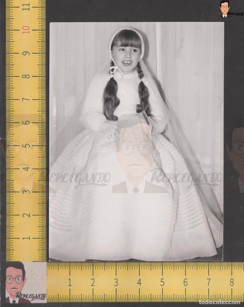 Fotograf&iacute;a antigua: NI&Ntilde;A SONRISA VESTIDO PRIMERA COMUNION COLETAS VELO Y MISAL - FOTO ANTIGUA A&Ntilde;OS 50/60 ESPA&Ntilde;A INFANCIA