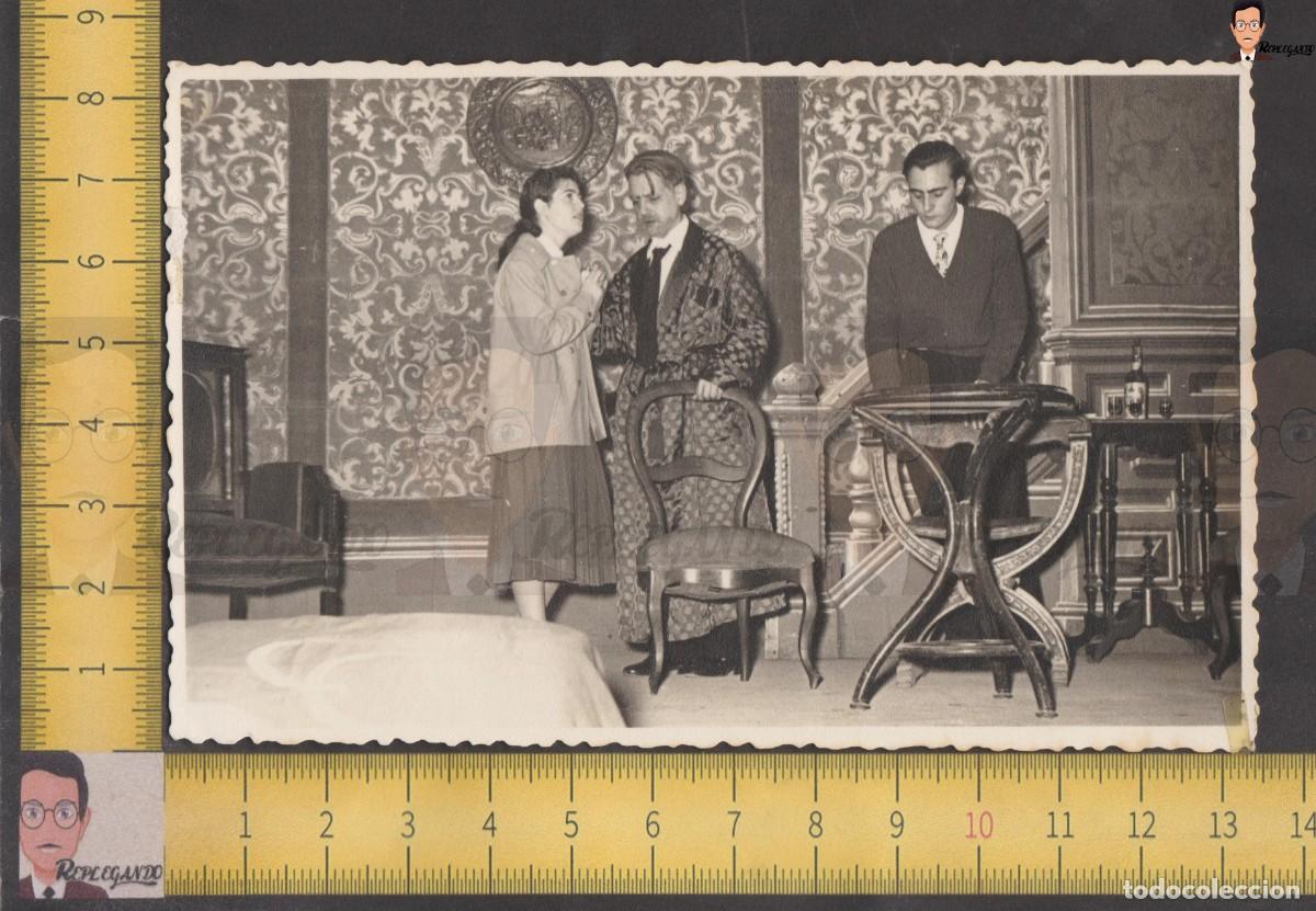 Fotografia antiga: ESCENA OBRA TEATRO (LA SANGRE DE DIOS) ACTORES VILANOVA I LA GELTR&Uacute; - FOTO ANTIGUA A&Ntilde;O 1957 D&acute;LLA