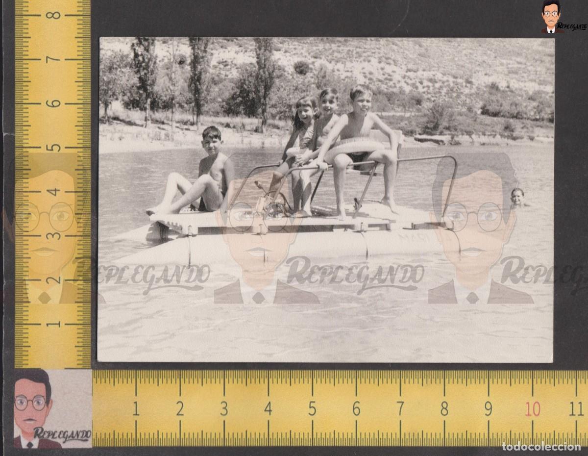 Antique Photography: GRUPO DE NI&Ntilde;OS EN UNA BARCA DE PEDALES - PANTANO VERANO VACACIONES - FOTO ANTIGUA A&Ntilde;O 60 ESPA&Ntilde;A