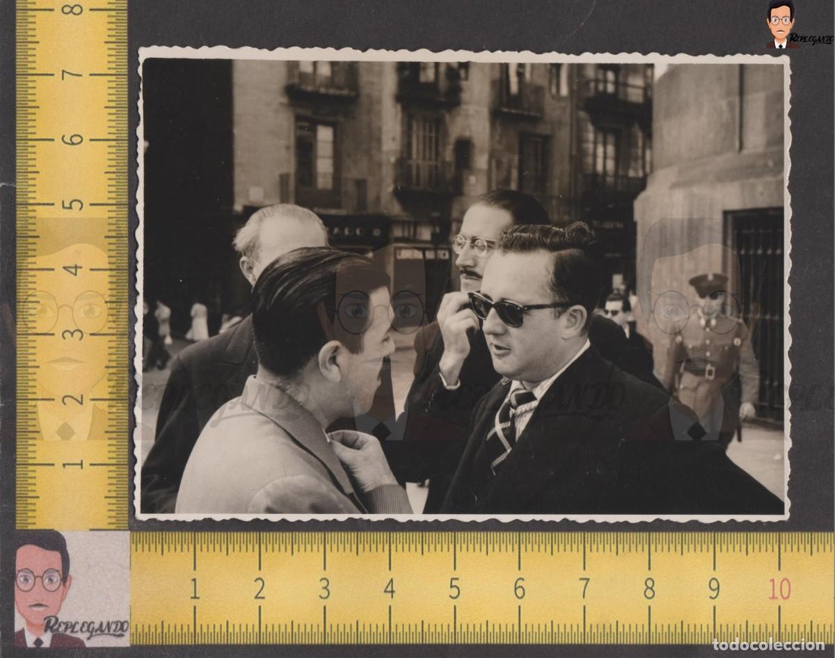 Fotografia antiga: GRUPO HOMBRES ELEGANTES CHARLAN Y POLIC&Iacute;A NACIONAL UNIFORME GUARDIA / FOTO ANTIGUA A&Ntilde;O 1955 ESPA&Ntilde;A