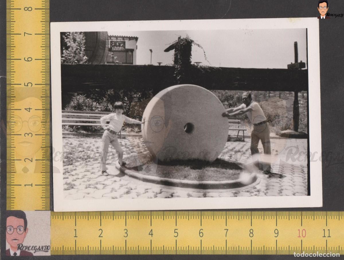 Fotografia antiga: NI&Ntilde;O Y HOMBRE POSAN CON GRAN PIEDRA MUELA DE MOLINO - PEREL - FOTO ANTIGUA A&Ntilde;OS 50/60 - PADRE E HIJO