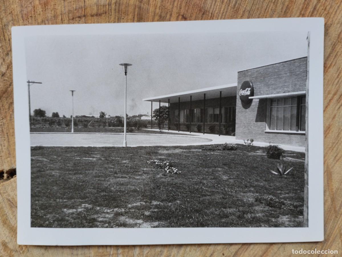 Photographie ancienne: Fotograf&iacute;a antigua de exterior y fachada de una f&aacute;brica de Coca-Cola. A&ntilde;os 50-60