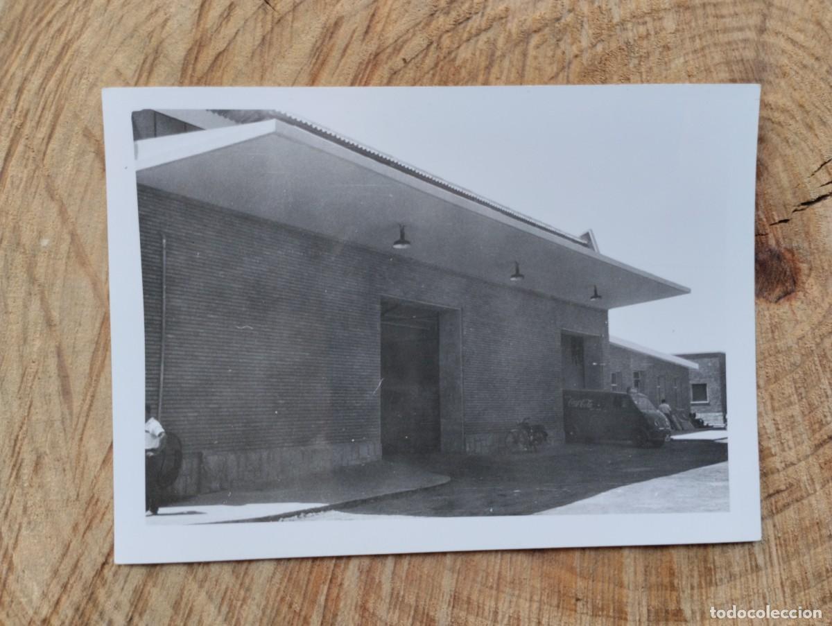 Fotografia antiga: Fotograf&iacute;a antigua de una furgoneta de reparto DKW saliendo de f&aacute;brica de Coca-Cola. A&ntilde;os 50 -60