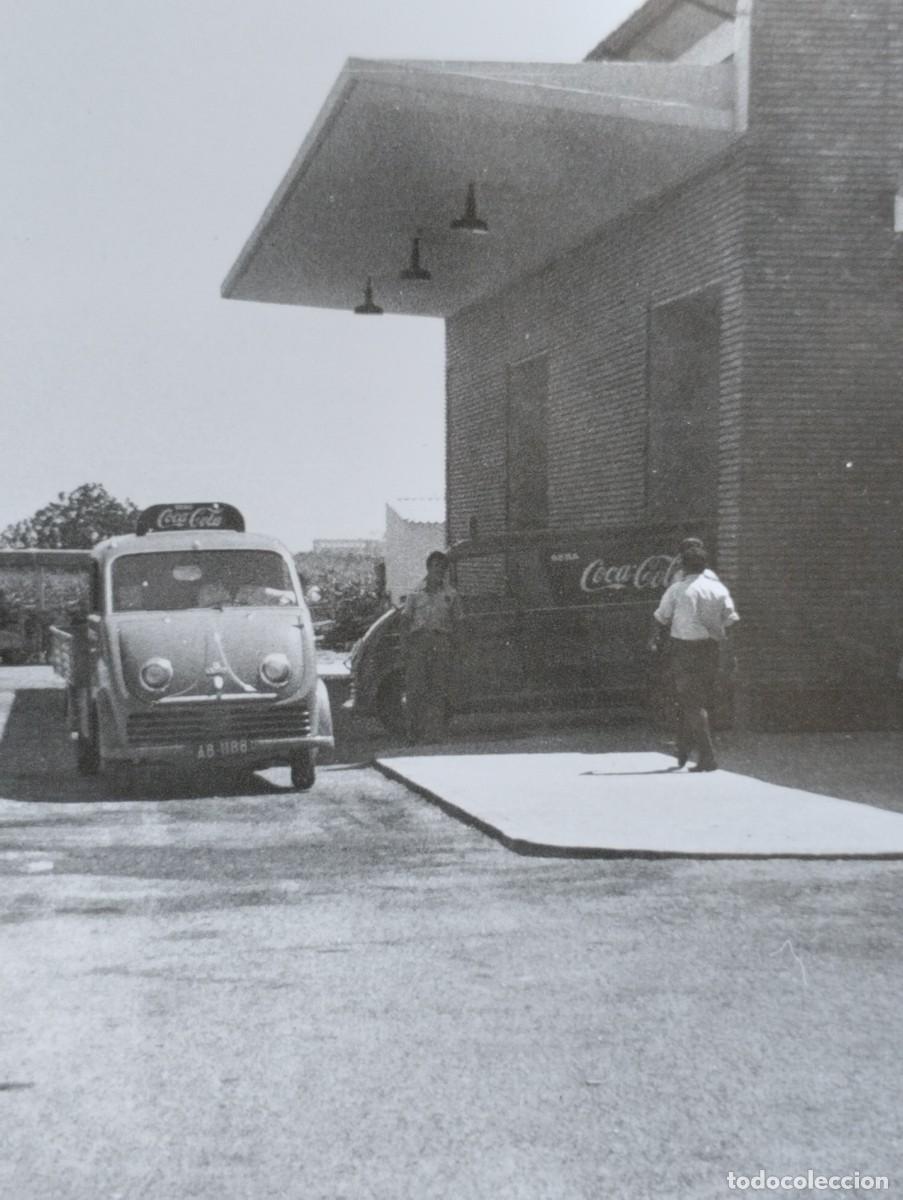 Alte Fotografie: Fotograf&iacute;a antigua de una furgoneta de reparto DKW en las instalaciones de f&aacute;brica de Coca-Cola.