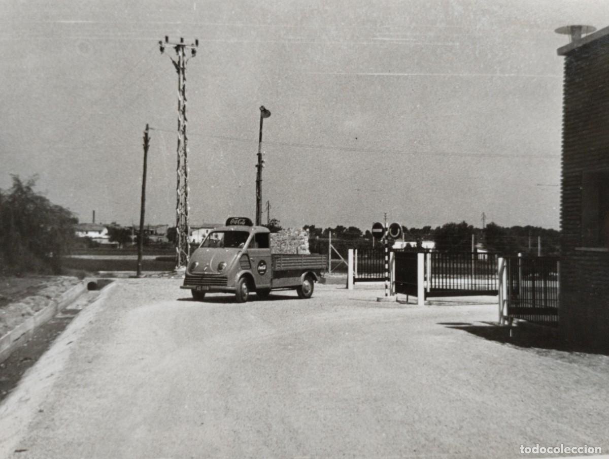 Alte Fotografie: Fotograf&iacute;a antigua de una furgoneta de reparto DKW F89L saliendo de f&aacute;brica de Coca-Cola. A&ntilde;os 50-60