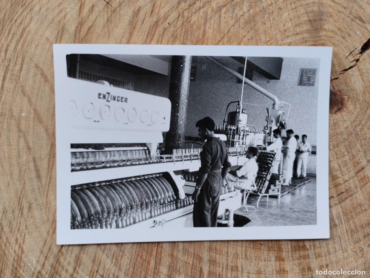 Alte Fotografie: Fotograf&iacute;a antigua trabajadores de f&aacute;brica embotelladora de Coca-Cola. M&aacute;quina Enzinger. A&ntilde;os 50-60