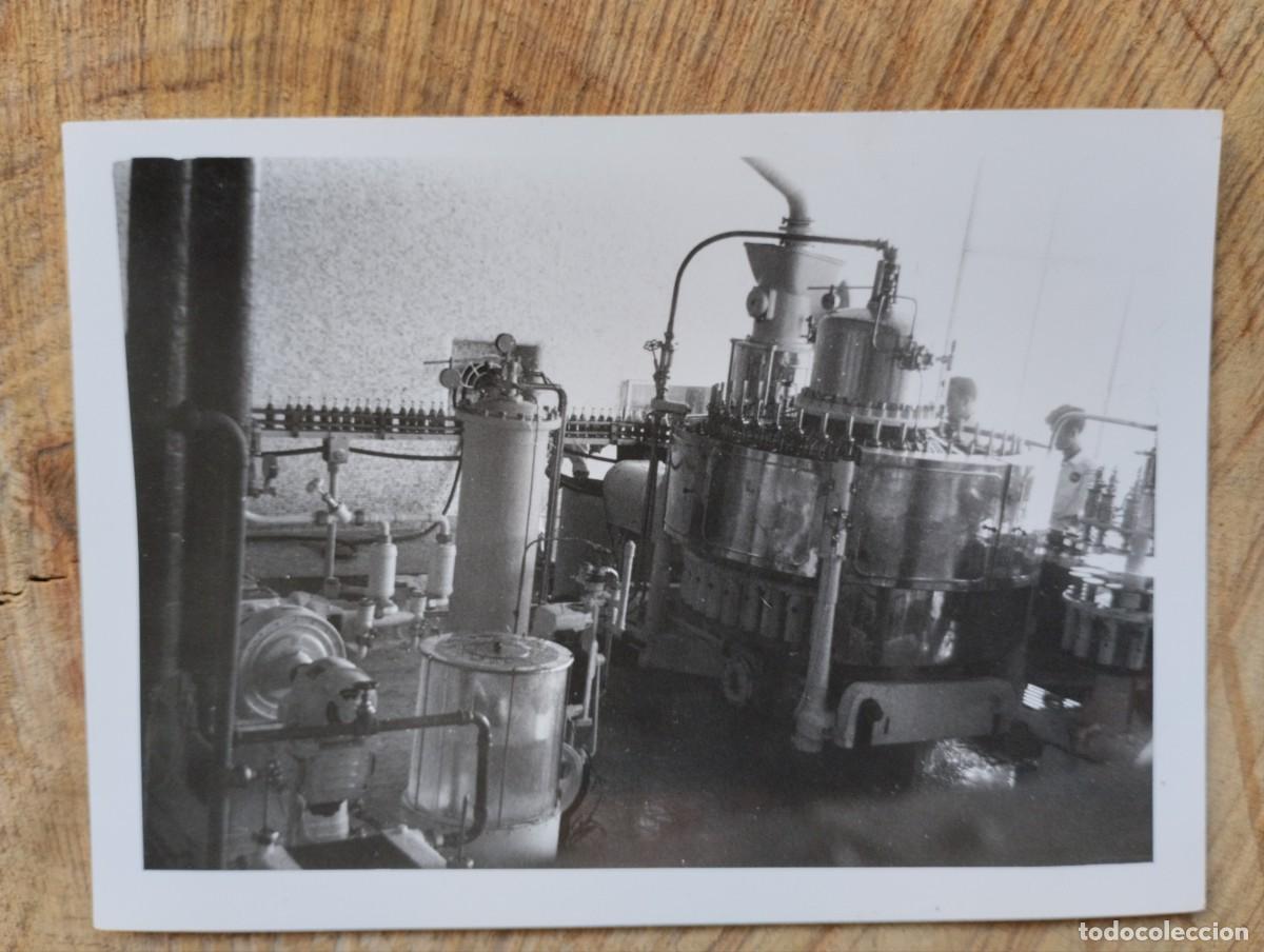 Fotografia antica: Fotograf&iacute;a de proceso de producci&oacute;n m&aacute;quina embotelladora de Coca-Cola. A&ntilde;os 50-60