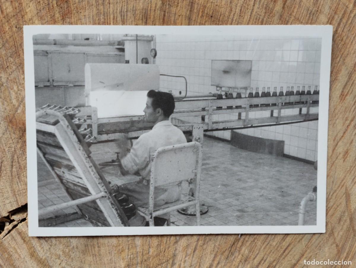 Fotograf&iacute;a antigua: Fotograf&iacute;a antigua de trabajador en puesto de producci&oacute;n de embotellado de Coca-Cola. A&ntilde;os 50-60