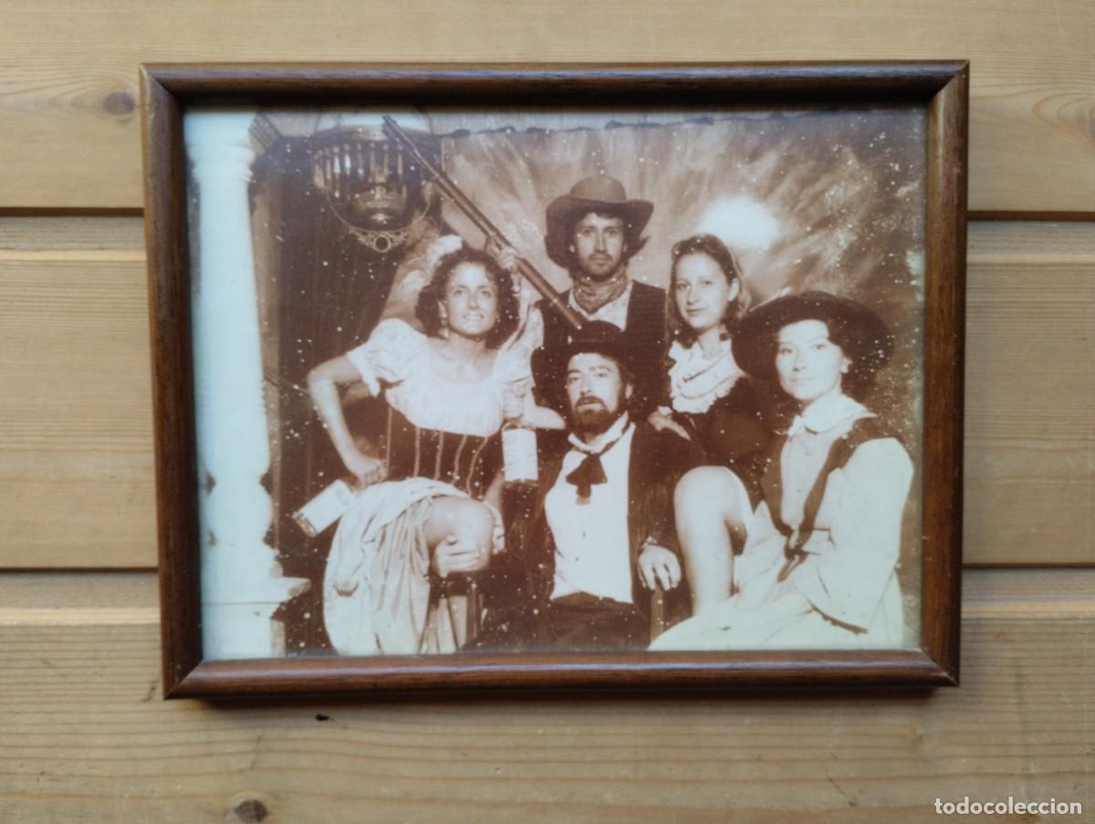 Alte Fotografie: Fotograf&iacute;a antigua enmarcada posando en el Rancho La Ponderosa (Bonanza). A&ntilde;o 1977.