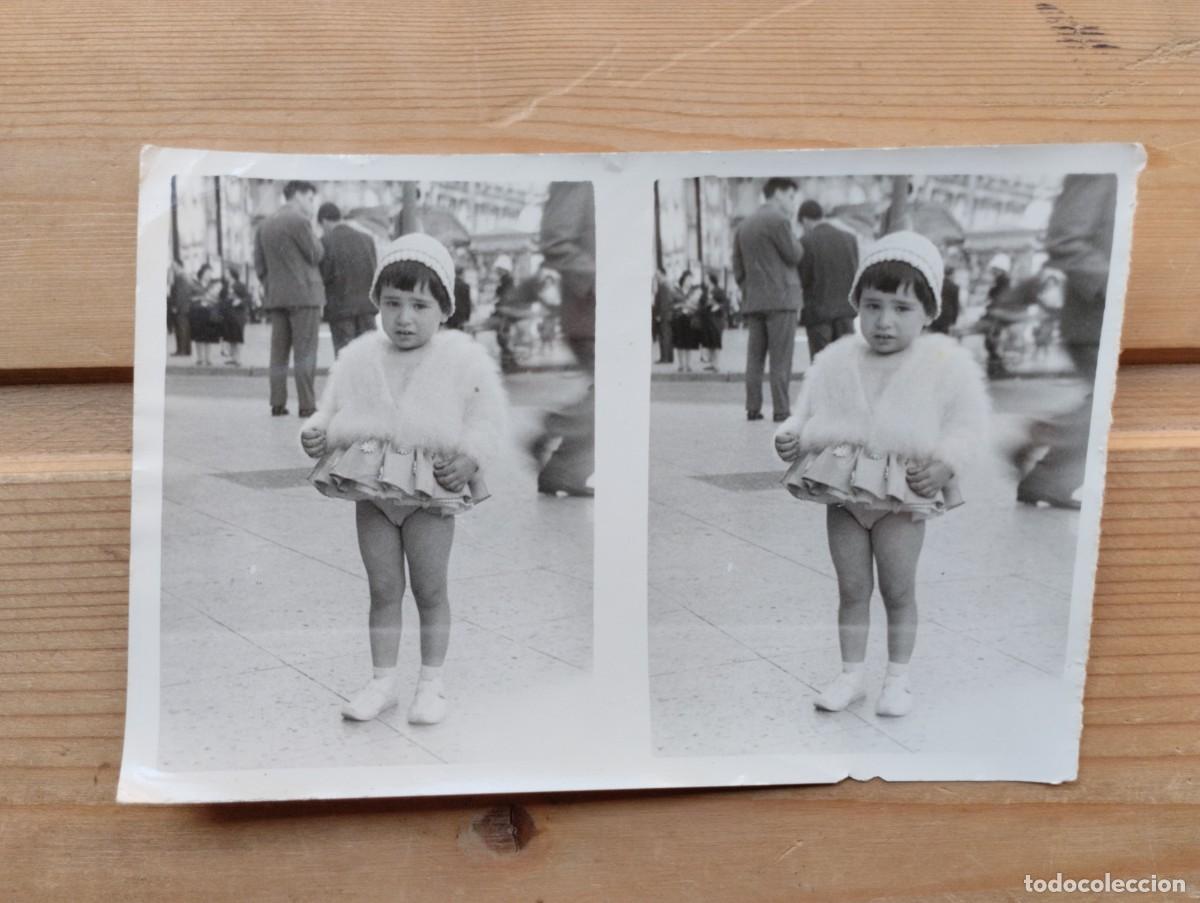 Fotograf&iacute;a antigua: Fotograf&iacute;a antigua doble de una ni&ntilde;a paseando por la calle
