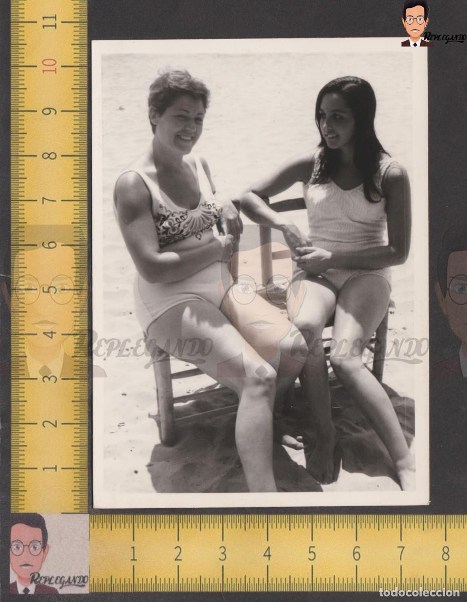 Fotograf&iacute;a antigua: CHICAS SONRIEN BA&Ntilde;ADOR SENTADAS EN SILLAS PLAYA - FOTO ANTIGUA A&Ntilde;OS 60 - MUJER MODA VERANO ESPA&Ntilde;A