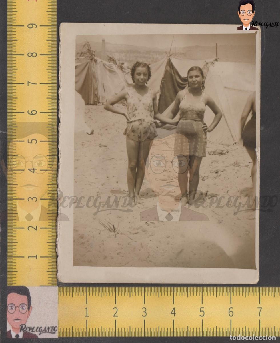 Fotografia antica: DOS CHICAS JOVENES EN BA&Ntilde;ADOR POSAN EN PLAYA JUNTO A TIENDAS / FOTO ANTIGUA A&Ntilde;OS 20 ESPA&Ntilde;A MAR