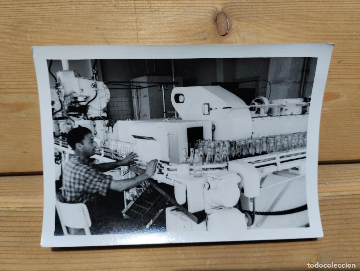 Alte Fotografie: Fotograf&iacute;a antigua de un trabajador en f&aacute;brica de embotellado de Coca-Cola