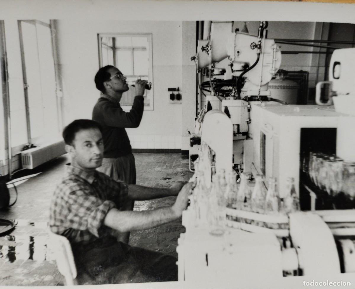 Fotografia antica: Fotograf&iacute;a antigua de un trabajador en f&aacute;brica de Coca-Cola y hombre bebiendo de botella