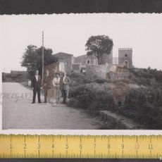 Fotografía antigua: GENTE VISTA CASTILLO CASTELL MARSANS EN SANT HILARI SACALM - FOTO ANTIGUA AÑOS 50 - GIRONA CATALUNYA