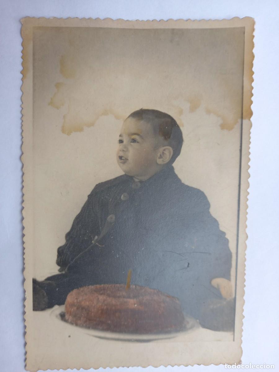Photographie ancienne: NI&Ntilde;O CON TORTA 1957, HEBREO. BOY WITH CAKE, HEBREW. GAR&Ccedil;ON AVEC UN G&Acirc;TEAU, H&Eacute;BREU.