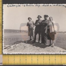 Fotografía antigua: CADAQUÉS - PAREJA GUARDIAS CIVILES TRICORNIO Y MUJERES JUNTO AL MAR - FOTO ANTIGUA AÑO 1949 GIRONA