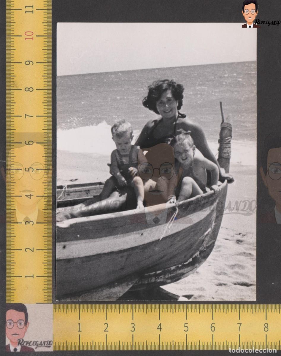Fotografia antiga: MUJER Y NI&Ntilde;OS MELLIZOS EN BARCA PESCA JUNTO AL MAR &iquest;COSTA BRAVA? - FOTO ANTIGUA A&Ntilde;OS 50/60 ESPA&Ntilde;A
