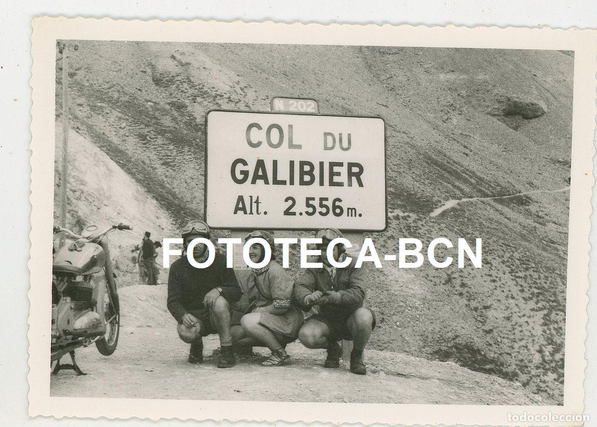 Fotografia antiga: FOTO ORIGINAL MOTO MOTOCICLETA EXCURSION CLUB FRANCIA COL DU GALIBIER A&Ntilde;OS 50